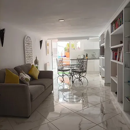 Casa Del Puerto De エステポナ